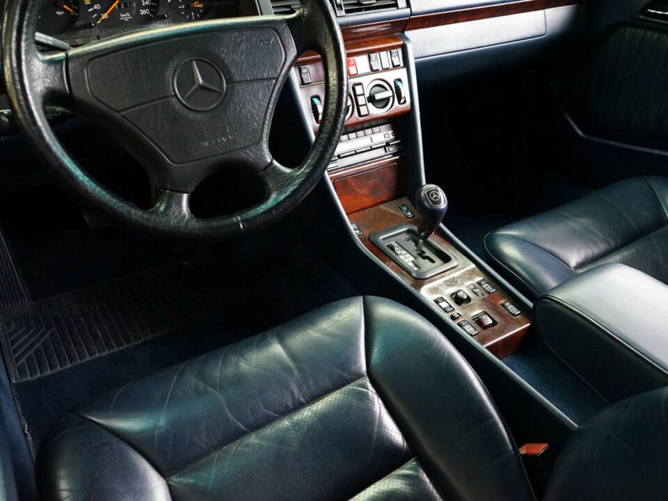 Image 26/33 of Mercedes-Benz 300 CE-24 (1993)
