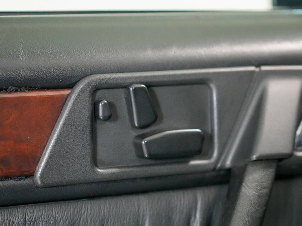 Image 19/32 of Mercedes-Benz 500 E (1992)