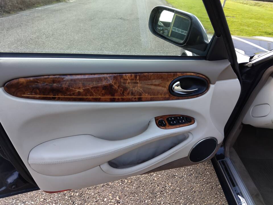 Image 41/71 of Daimler Super V8 (2000)