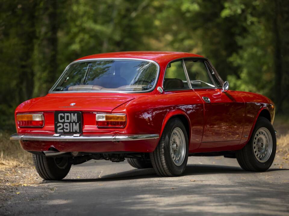 Image 3/12 de Alfa Romeo 2000 GT Veloce (1974)