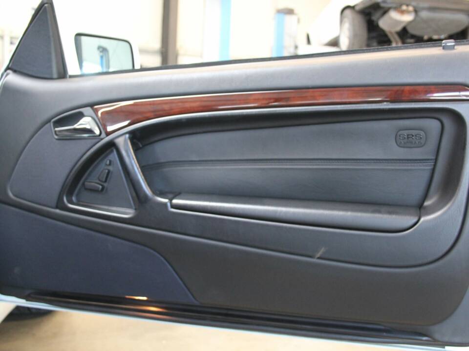 Image 30/34 of Mercedes-Benz SL 320 (1996)