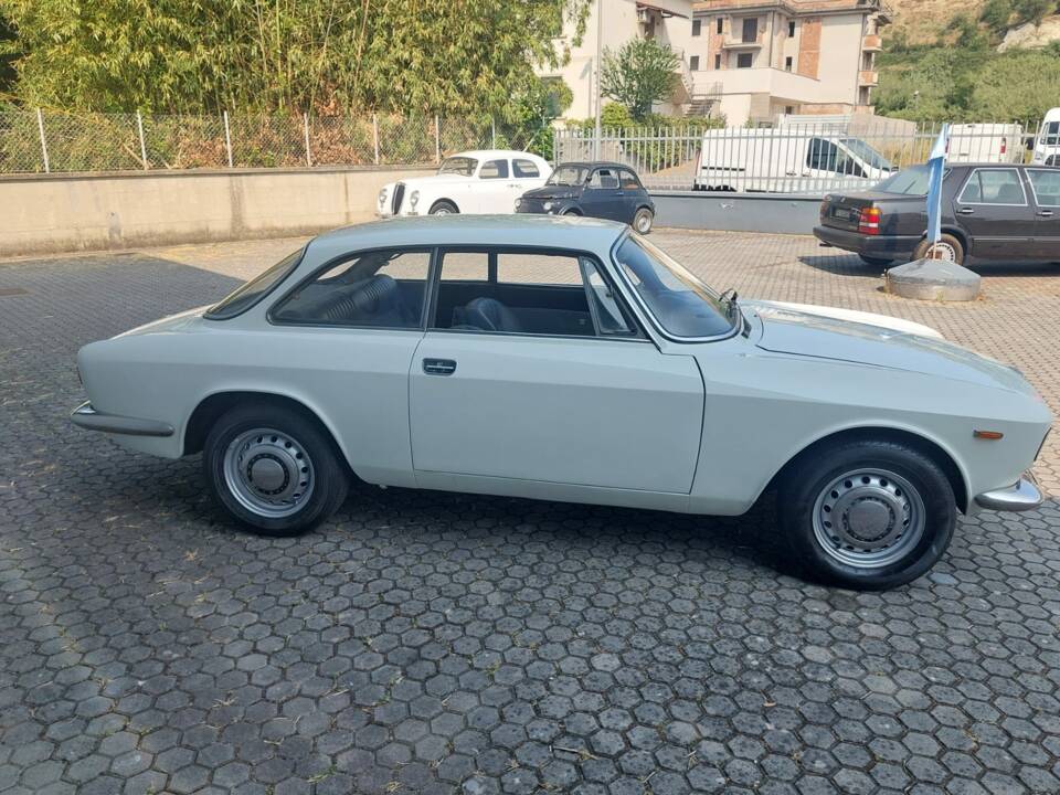 Image 5/21 of Alfa Romeo Giulia GT 1300 Junior (1970)