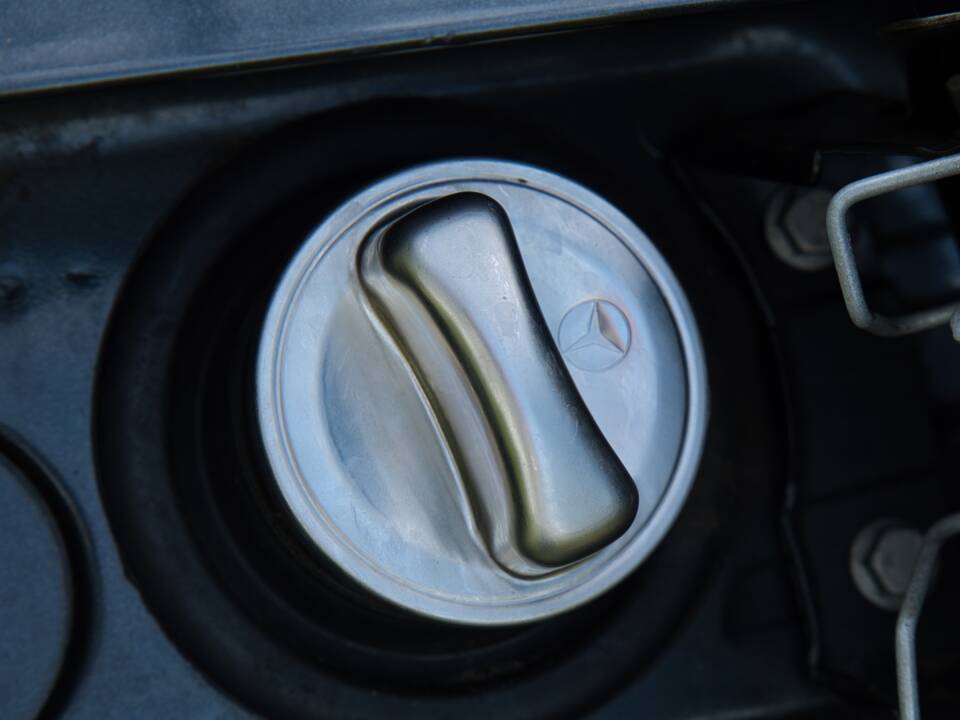 Image 25/63 of Mercedes-Benz 220 E (1993)