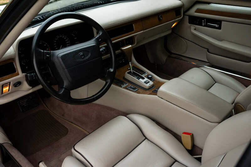 Image 2/50 de Jaguar XJS 6.0 (1993)