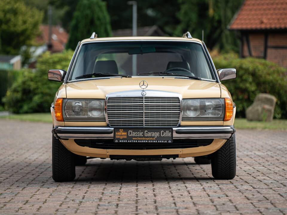 Image 5/53 de Mercedes-Benz 200 T (1982)