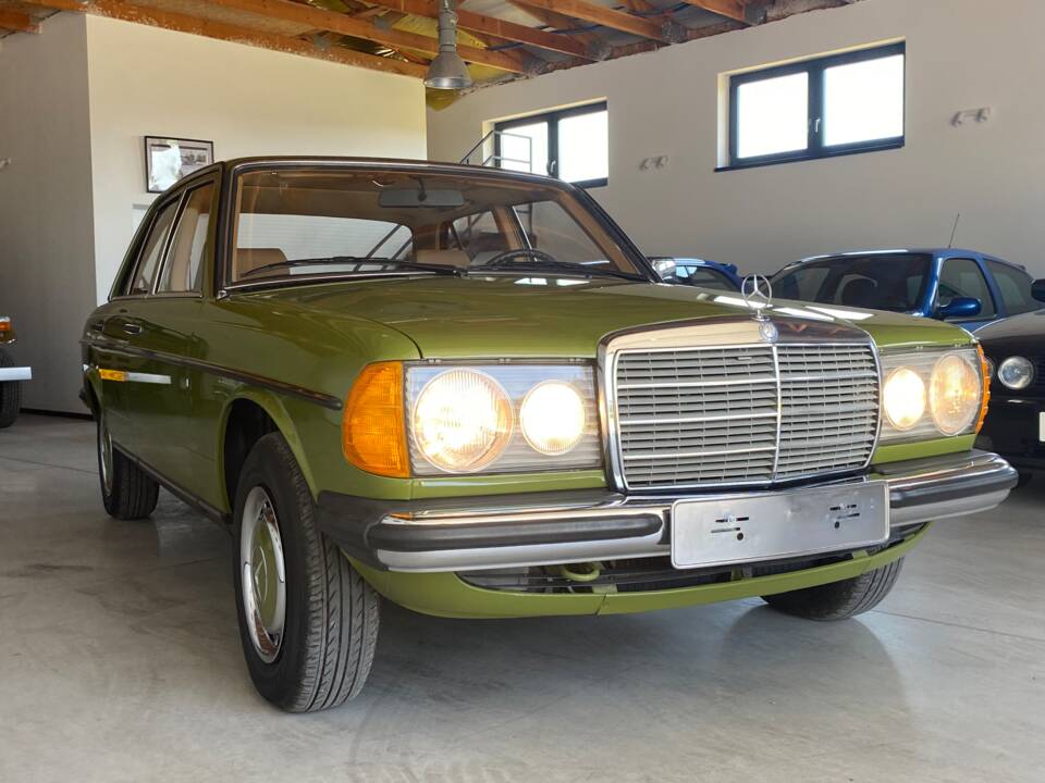Immagine 8/91 di Mercedes-Benz 240 D (1981)