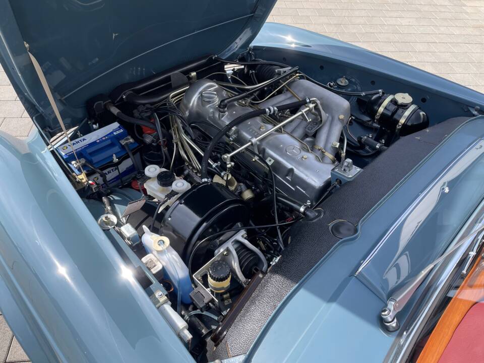 Image 13/20 of Mercedes-Benz 280 SL (1970)