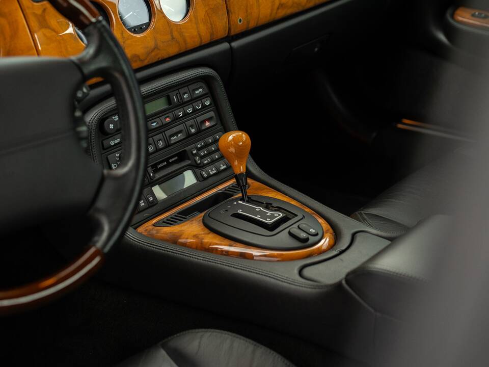 Bild 22/37 von Jaguar XKR (2001)