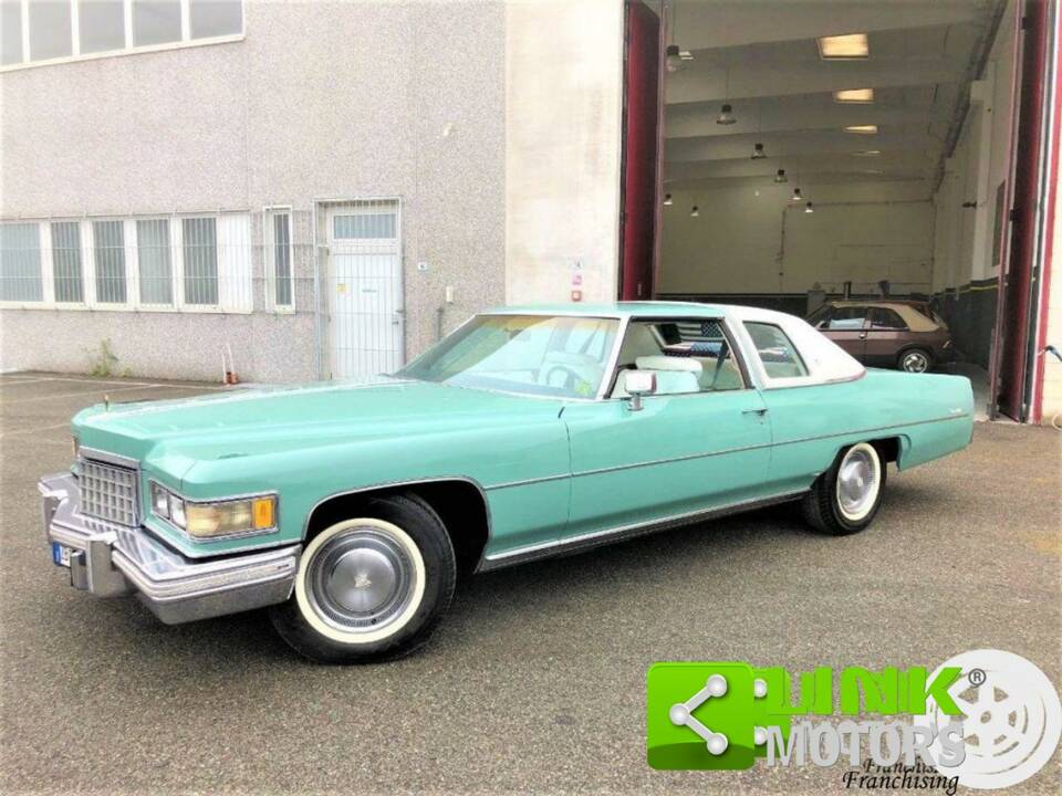 Image 2/10 of Cadillac Coupe DeVille (1976)