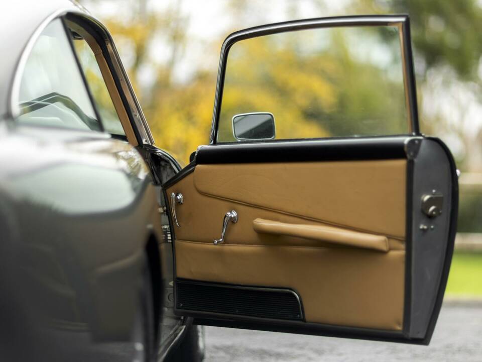 Image 28/50 of Aston Martin DB 4 (1962)