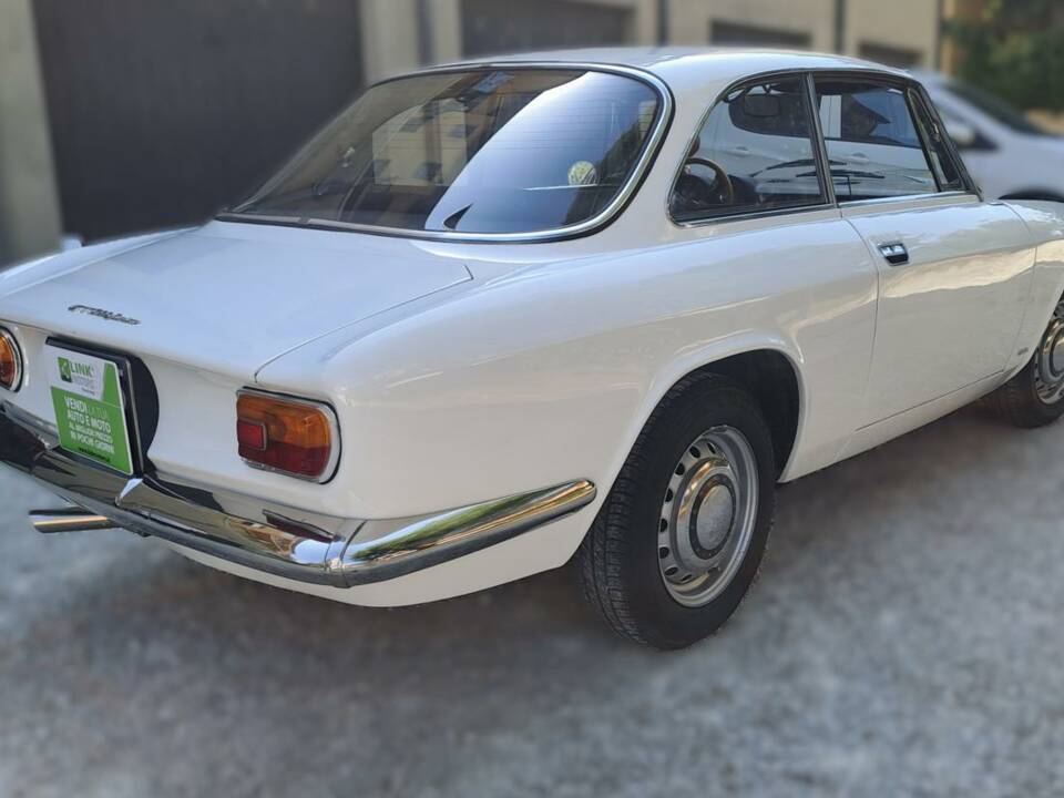 Image 8/39 of Alfa Romeo Giulia GT 1300 Junior (1970)