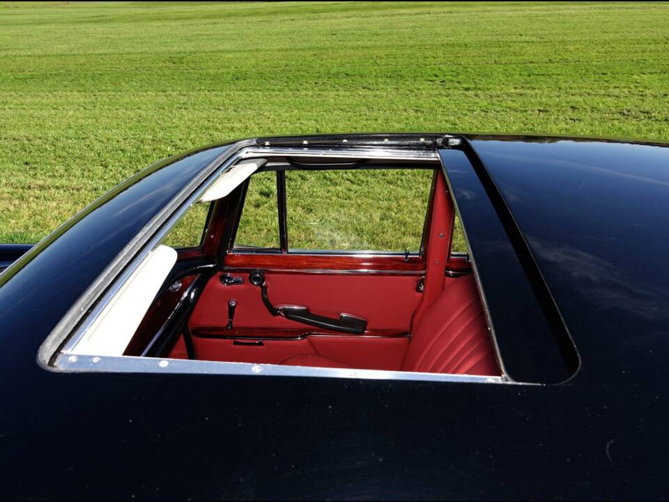 Image 17/20 of Mercedes-Benz 300 SE (1962)