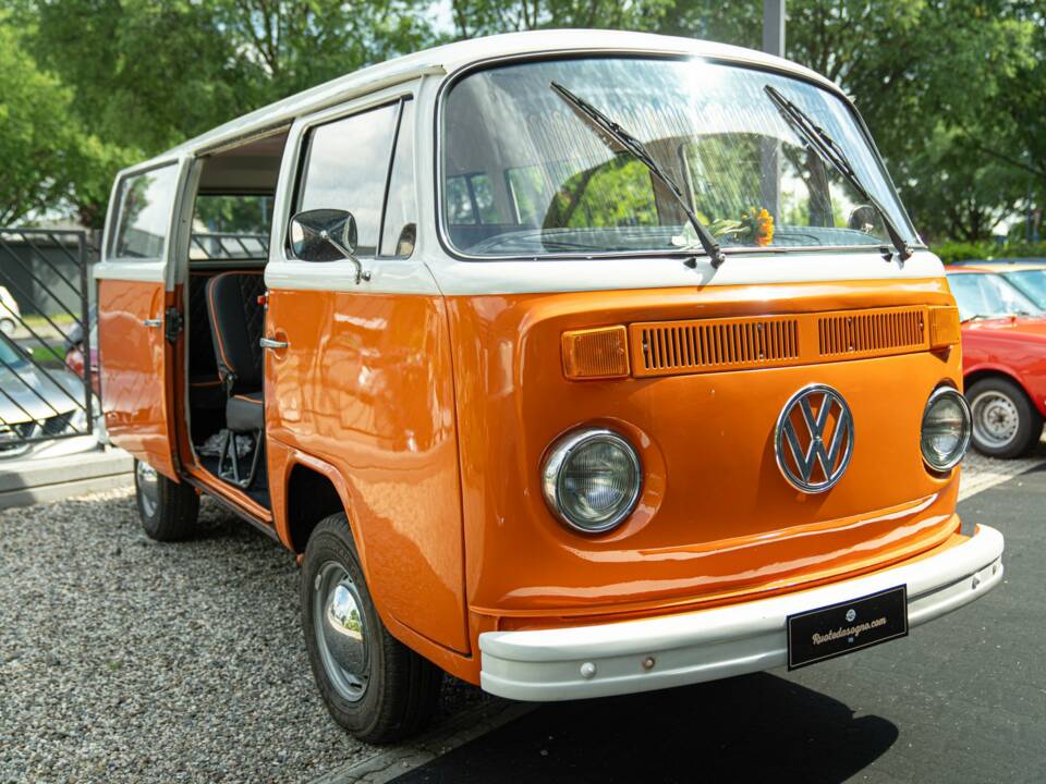 Image 2/34 of Volkswagen T2 a&#x2F;b (1973)