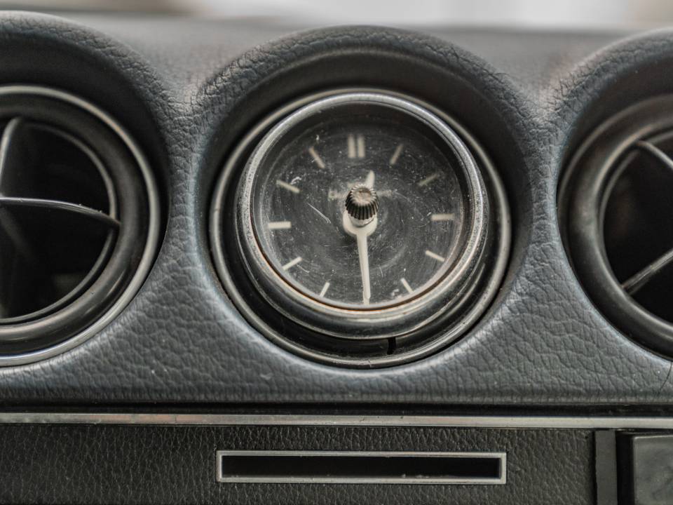 Image 30/38 of Mercedes-Benz 350 SLC (1973)