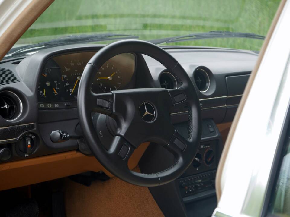 Immagine 46/50 di Mercedes-Benz 230 E (1900)