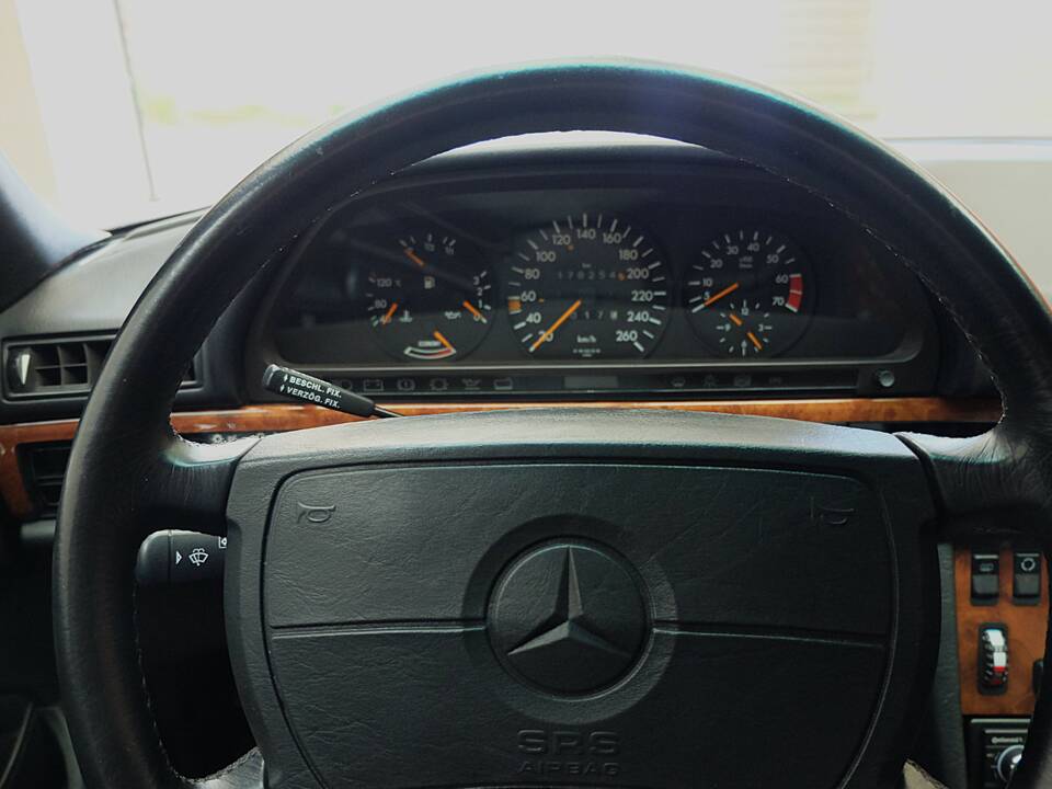 Bild 21/79 von Mercedes-Benz 560 SEC (1991)