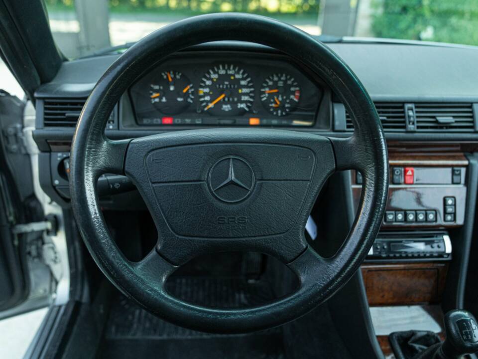 Immagine 35/50 di Mercedes-Benz E 200 (1995)