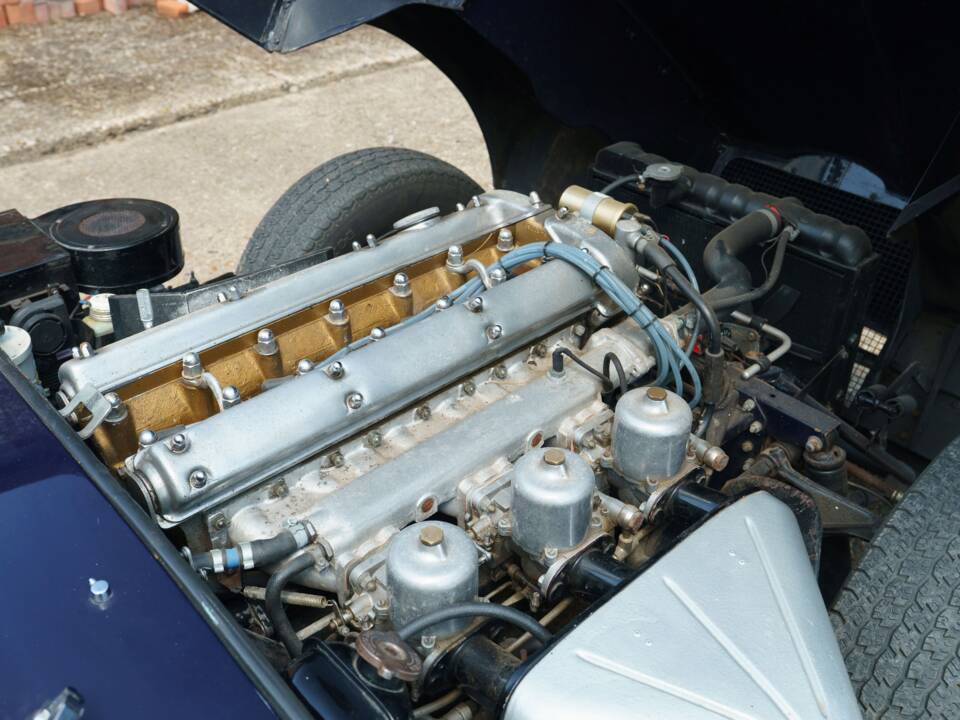 Image 5/35 de Jaguar E-Type (1968)