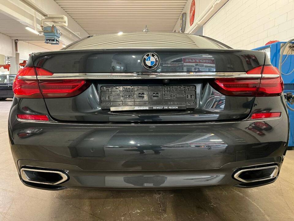 Image 16/18 of BMW 750i (2018)