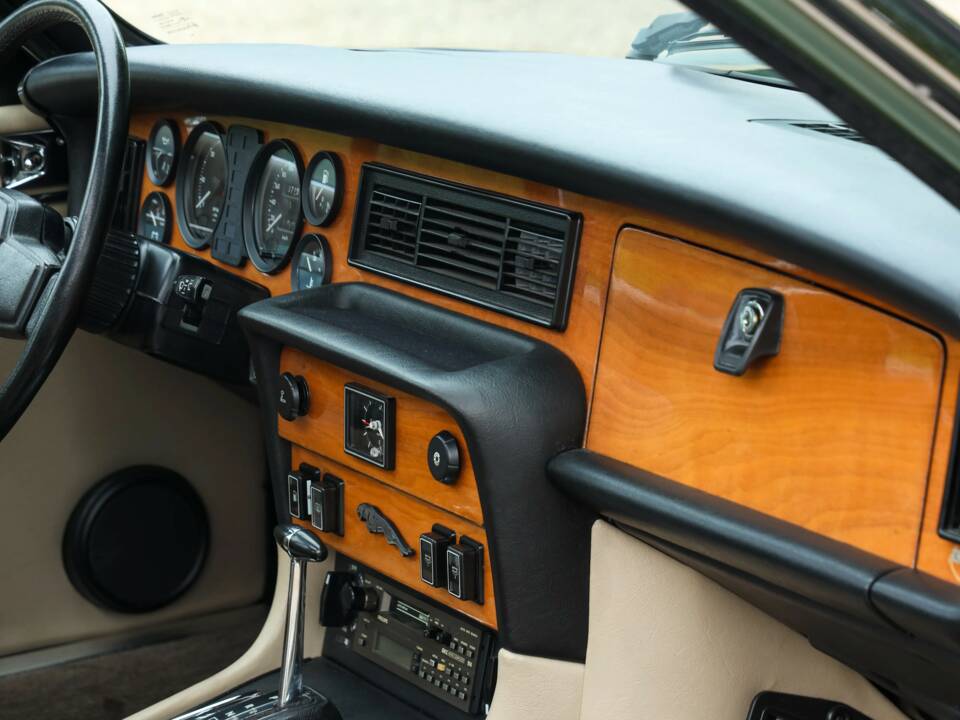 Image 34/50 of Jaguar XJ 6 4.2 (1985)