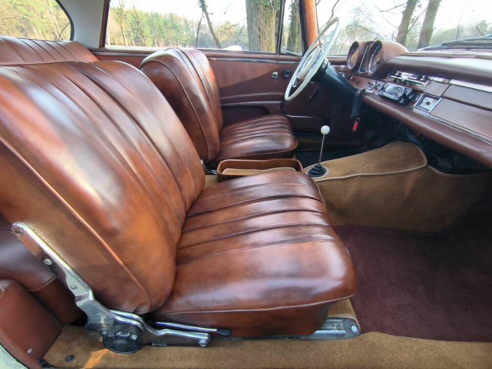 Image 33/54 of Mercedes-Benz 220 SE b (1963)