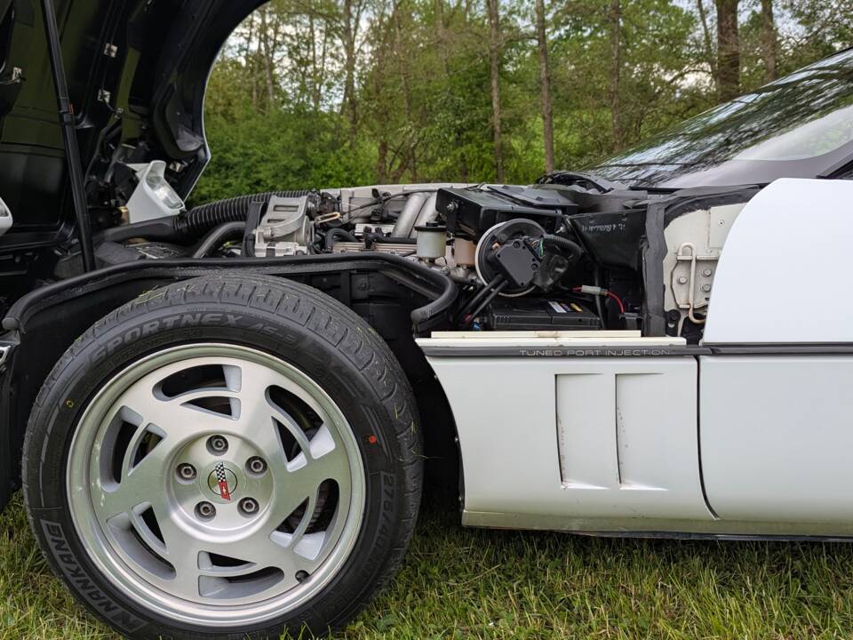 Bild 19/35 von Chevrolet Corvette Convertible (1990)