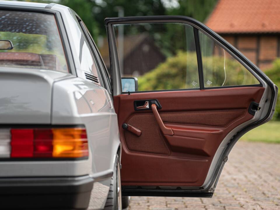 Bild 49/62 von Mercedes-Benz 190 E (1983)