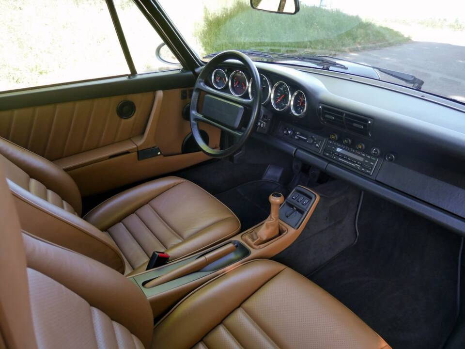 Image 39/42 of Porsche 911 Carrera 2 (1900)