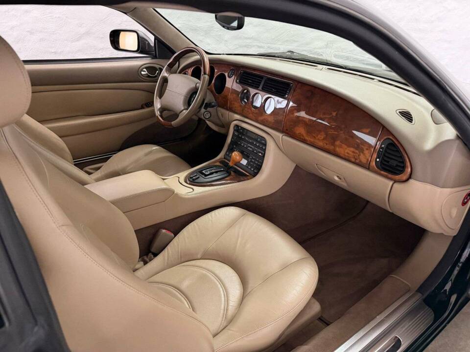 Image 17/26 of Jaguar XKR (2000)