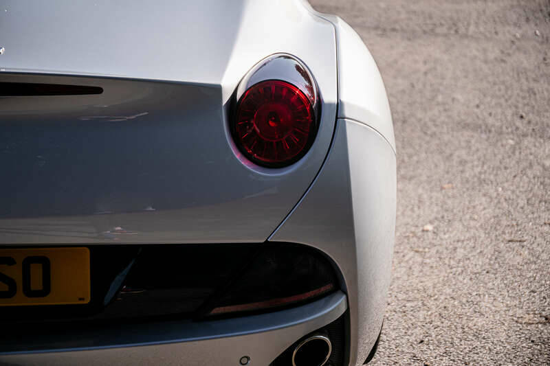 Image 41/44 de Ferrari California (2011)