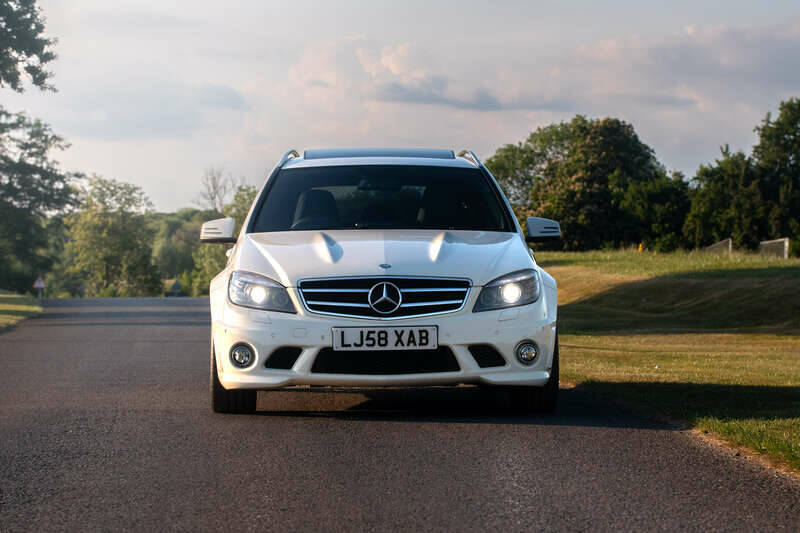 Immagine 23/50 di Mercedes-Benz C 63 AMG T (2009)