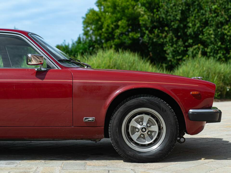 Image 24/50 de Jaguar XJ 6 4.2 (1981)