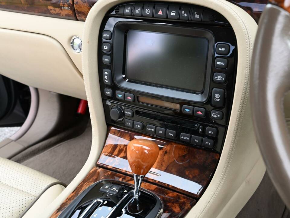Image 50/50 de Jaguar XJ 8 4.2 (2009)
