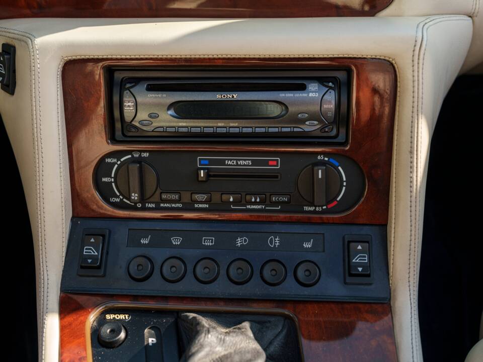 Image 19/26 of Aston Martin Virage Volante (1994)