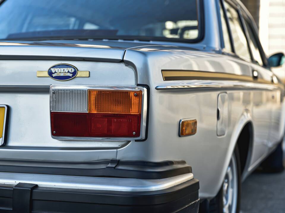 Image 11/38 de Volvo 244 DLS (1977)