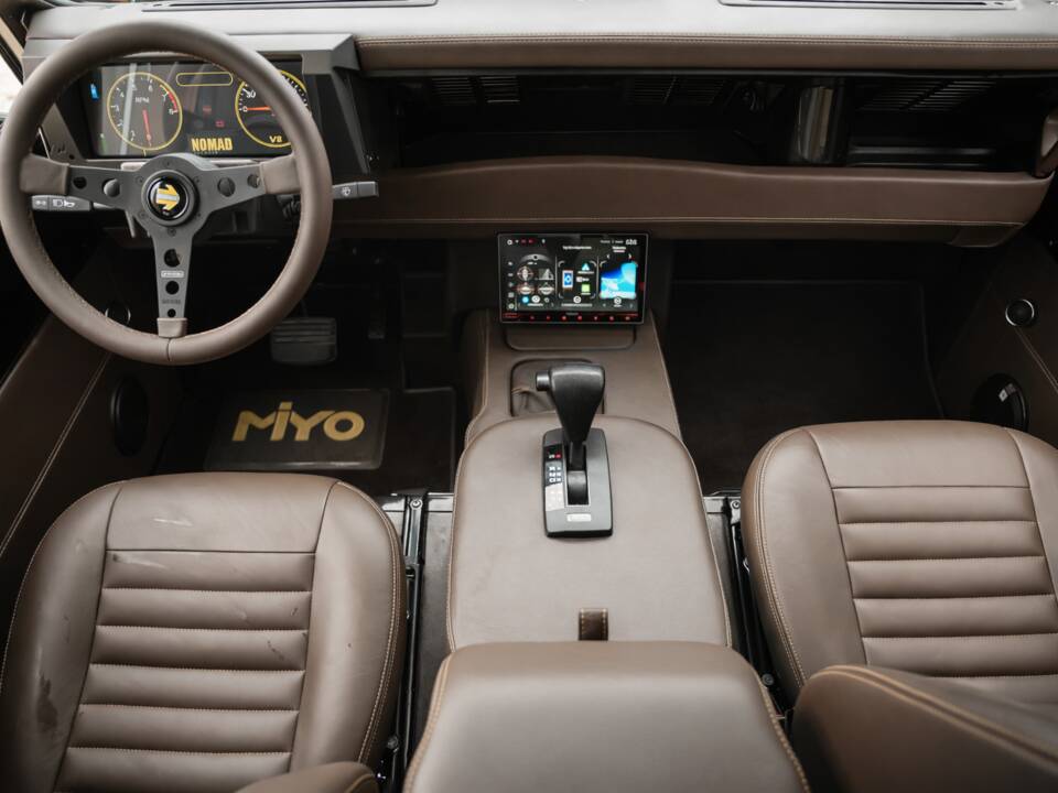 Image 21/38 of Land Rover 110 (1986)