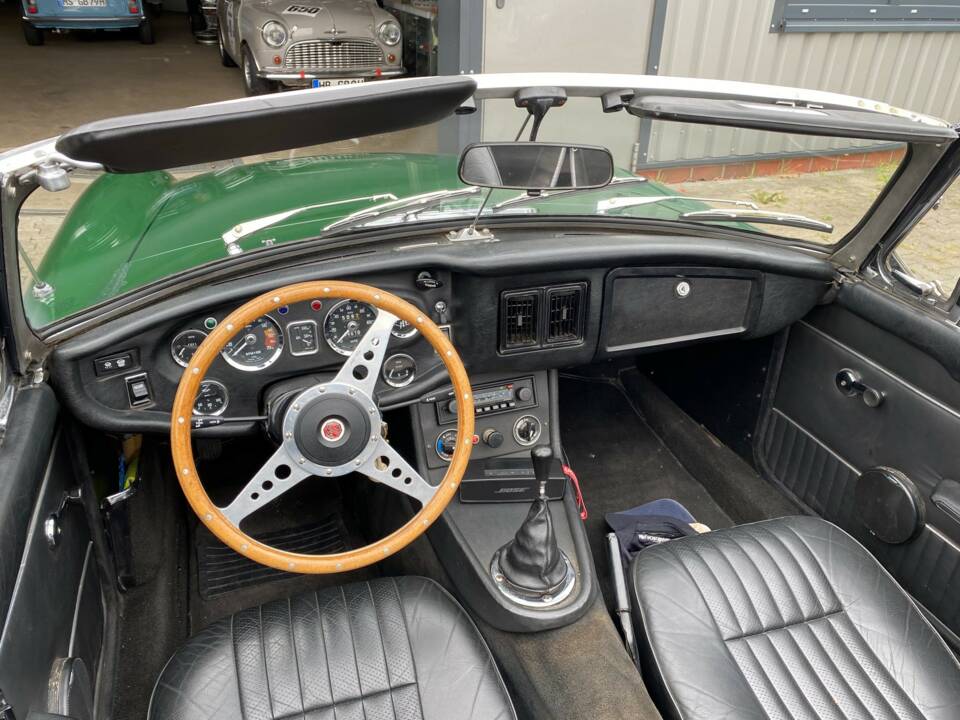Image 15/17 of MG MGB (1979)