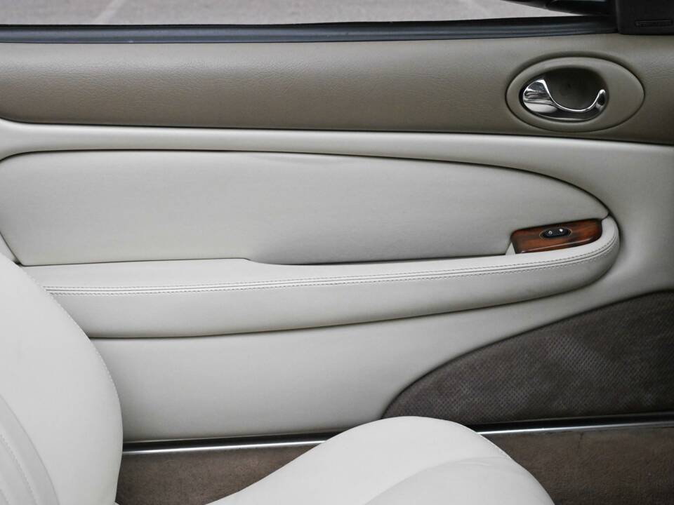 Image 49/50 of Jaguar XKR (1998)
