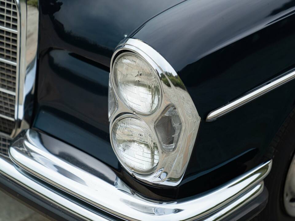 Image 19/50 of Mercedes-Benz 300 SEL 3.5 (1973)