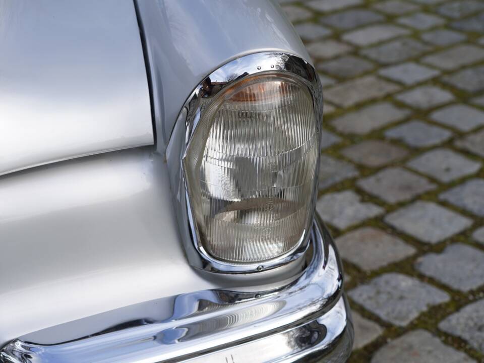 Image 12/13 of Mercedes-Benz 220 SE b (1962)