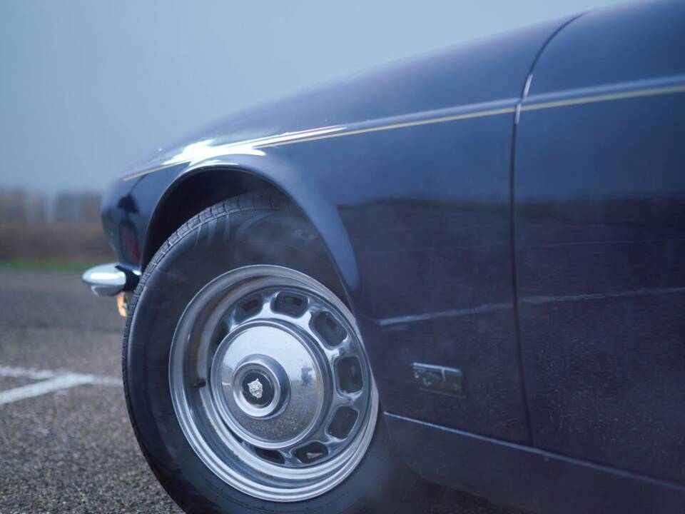 Image 6/26 de Jaguar XJ 6 L 4.2 (1976)