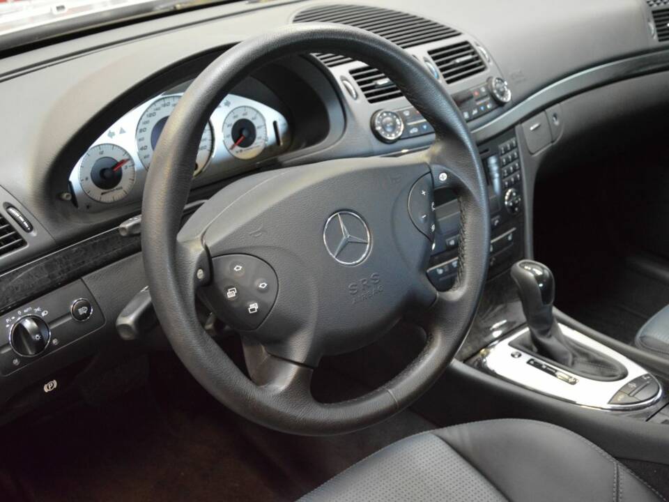 Imagen 31/100 de Mercedes-Benz E 55 AMG (2003)