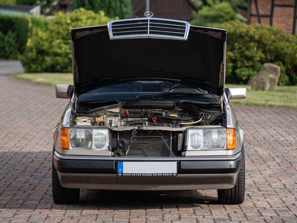 Immagine 8/73 di Mercedes-Benz 300 CE (1991)