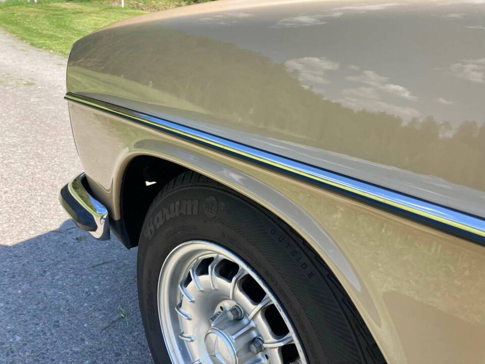 Image 12/49 de Mercedes-Benz 230&#x2F;4 (1974)