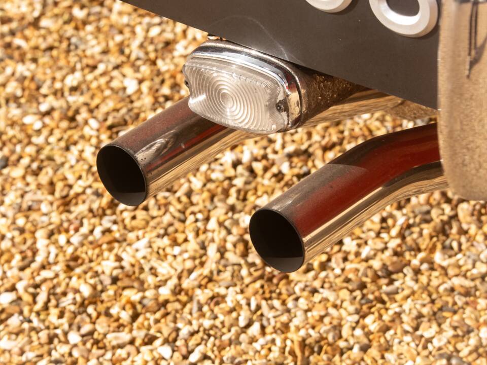 Image 41/50 de Jaguar E-Type (1967)