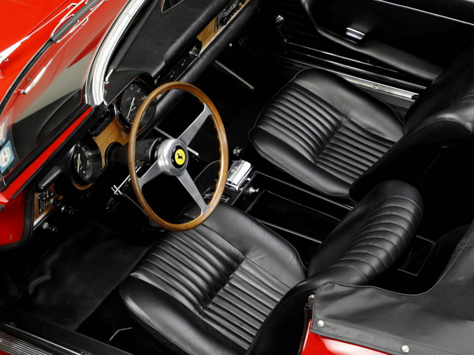 Imagen 9/26 de Ferrari 275 GTS (1965)