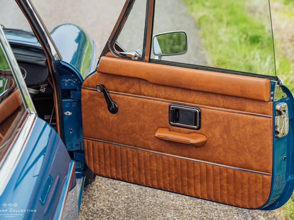 Image 15/40 of MG MGB GT V8 (1973)