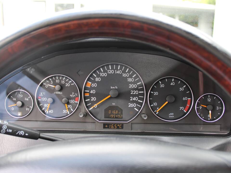 Image 31/50 of Mercedes-Benz SL 320 (2001)