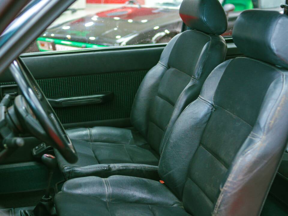 Image 21/33 of Peugeot 205 GTi 1.9 (1993)