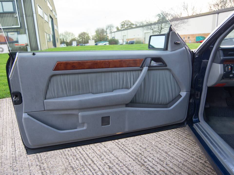 Bild 16/30 von Mercedes-Benz 300 CE (1992)